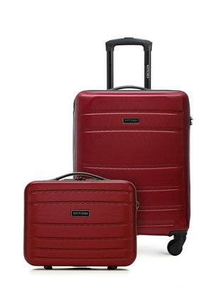 Roten Hartschalen-Kofferset mit Teleskopgriff und Rollen, bestehend aus einem großen Koffer und einem kleineren Handgepäckkoffer, beide mit Markenetiketten.