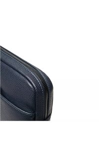 Custodia in pelle blu scuro con superficie strutturata, dotata di chiusura a zip robusta, bordi arrotondati e profilo sottile. Vista dall'alto evidenziata.