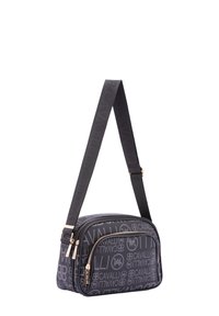 Borsa a spalla in tessuto nero con motivo logo testurizzato, due compartimenti con zip e una tracolla staccabile con dettagli di branding in rilievo.