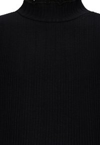 Schwarzer gerippter Rollkragenpullover mit hohem Kragen und strukturiertem Stoff, der vertikale Linien aufweist und eine figurbetonte Passform hat.