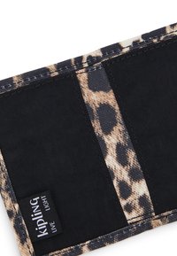 Kipling Geldbörse mit einem Leopardenmuster in Braun und Schwarz, einem schwarzen Stoffbereich und einem auffälligen Markenlabel.