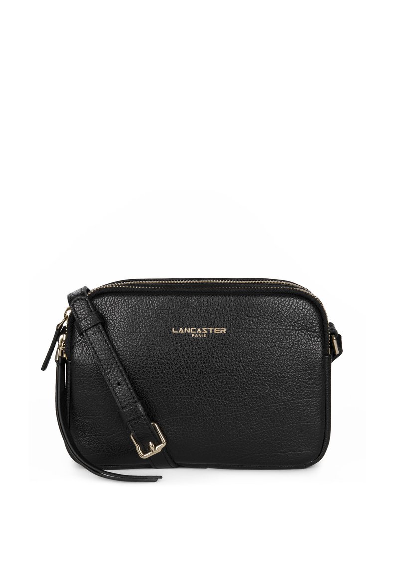 Borsa a tracolla nera in pelle con finitura textured, hardware dorato, chiusura con zip e tracolla regolabile. Presenta il nome del marchio impresso in oro.