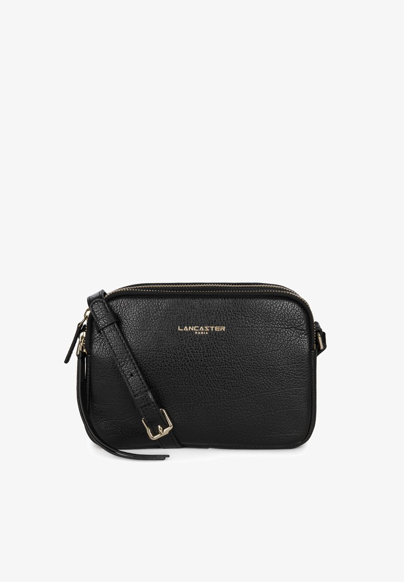 Borsa a tracolla nera in pelle con finitura textured, hardware dorato, chiusura con zip e tracolla regolabile. Presenta il nome del marchio impresso in oro.