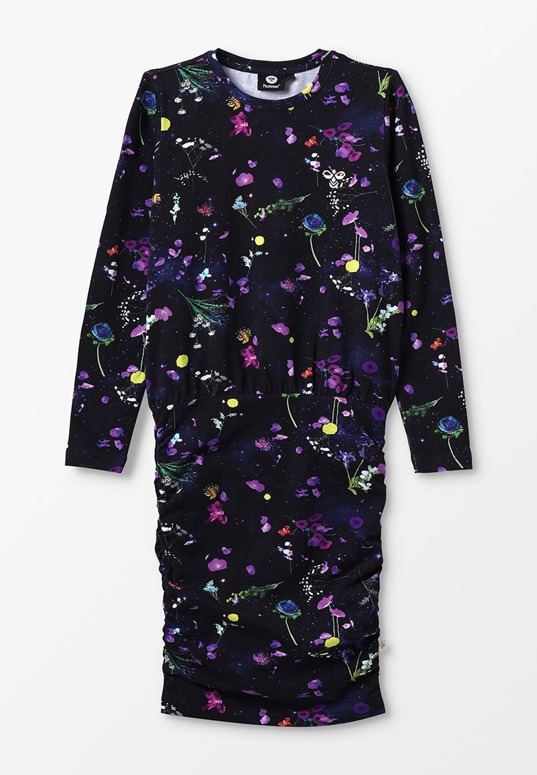 Svart klänning med lång ärm och blommönster i lila, grönt och gult, med rynkning vid midjan och rund halsringning.