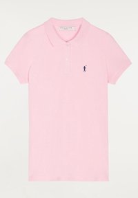 Svetle růžové polo tričko s krátkým rukávem, se dvěma knoflíky, sklopeným límečkem a malým logem polo hráče v námořnické modři na levé hrudi.