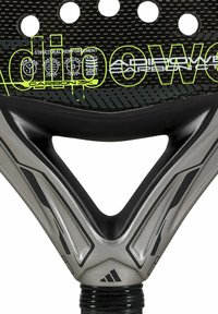 Padelracket met een zwart koolstofvezeloppervlak, hoekig grijs frame en gele accenten. Bevat meerdere gaten voor grip en prestatie.