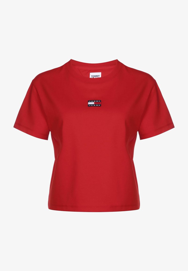 T-shirt rouge à manches courtes avec un petit patch rectangulaire du logo Tommy Jeans centré sur la poitrine.