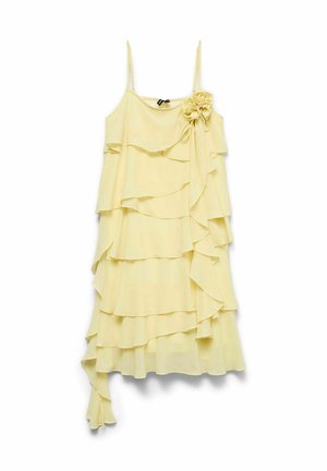 Lichtgele gelaagde jurk met spaghettibandjes, asymmetrische ruches en een bloemenstofdetail op de rechterschouder.