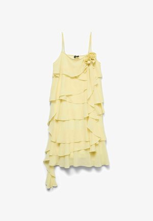 Lichtgele gelaagde jurk met spaghettibandjes, asymmetrische ruches en een bloemenstofdetail op de rechterschouder.