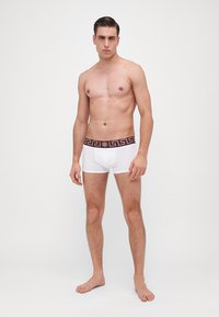 Versace UNDERPANTS LOW RISE TRUNK TOPEKA NEW LOGO - Uske bokserice - white/dark aubergine/gold