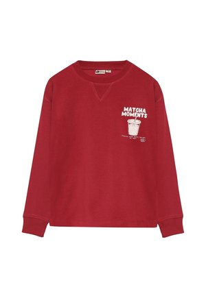 Sweat-shirt rouge à manches longues col rond avec texte blanc "MATCHA MOMENTS" et illustration d’une tasse sur la poitrine gauche.