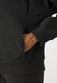 Athleta COZY KARMA HOODIE  - Sweat à capuche - black