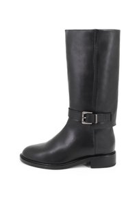 Stivale al ginocchio in pelle nera con punta arrotondata, silhouette slanciata e una fibbia metallica decorativa sulla cinghia alla caviglia. Finitura liscia.