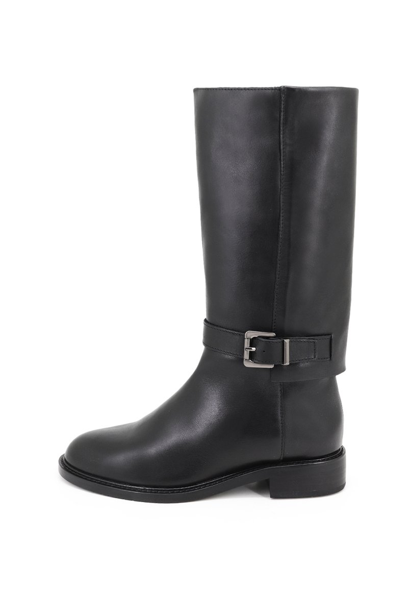 Stivale al ginocchio in pelle nera con punta arrotondata, silhouette slanciata e una fibbia metallica decorativa sulla cinghia alla caviglia. Finitura liscia.
