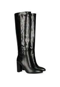 Bottes en cuir noir montantes jusqu'au genou avec une texture lisse, des bouts pointus et des talons carrés. Présente un logo subtil près de la cheville.