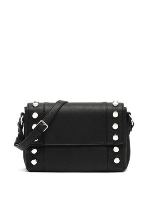 Čierna kožená crossbody taška s textúrou, nastaviteľným remienkom a dvoma radmi strieborných okrúhlych cvokov na okrajoch prednej klopy.