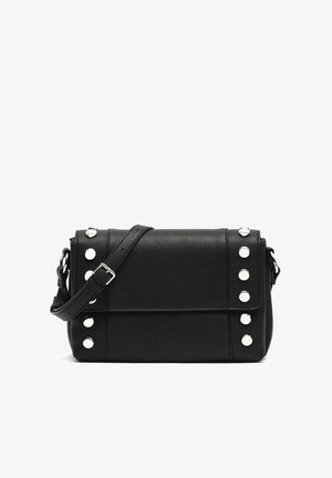 Zwarte crossbodytas van getextureerd leer met verstelbare riem en twee rijen zilverkleurige ronde studs langs de randen van de voorklep.