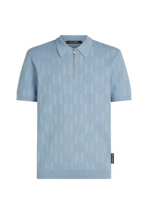 Hellblaues, gestricktes Poloshirt mit kurzen Ärmeln, ausgestattet mit einem Reißverschlusskragen und dezentem, allover Logo-Design. Etikett mit Markennamen an der Seite.