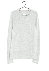 Hellgraues Langarmshirt mit Rundhalsausschnitt und gerippten Details, aus weichem Stoff. Verfügt über ein Etikett am inneren Kragen.