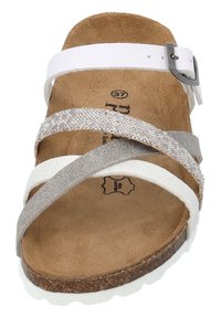 Sandalo da donna con una soletta in sughero, caratterizzato da tre larghe cinghie di colore bianco, grigio chiaro e con un motivo tessuto, fibbia di sicurezza e una suola bianca.