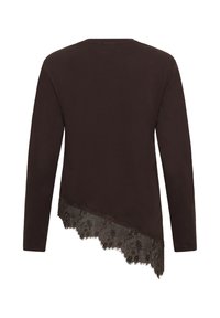 Haut noir à manches longues avec ourlet asymétrique, rehaussé d'une bordure en dentelle florale sur le bas. Pas de motifs ou de fermetures visibles.