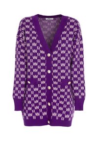 Lila V-Ausschnitt-Cardigan mit weißem Textmuster, großen Knöpfen und zwei Fronttaschen, aus einem weichen, strukturierten Strickstoff gefertigt.