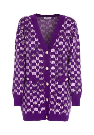 Lila V-Ausschnitt-Cardigan mit weißem Textmuster, großen Knöpfen und zwei Fronttaschen, aus einem weichen, strukturierten Strickstoff gefertigt.