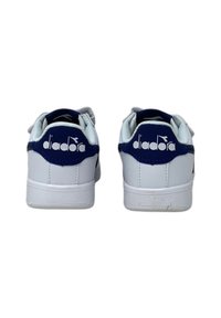 Sneakers bianchi con finitura in pelle liscia, dettagli blu navy e un audace logo "diadora" sul retro. Suola piatta in gomma, dettagli minimi.