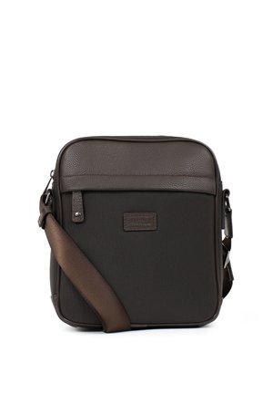 Petit sac bandoulière marron foncé avec dessus en cuir texturé, corps en tissu, bandoulière réglable et écusson logo à l'avant.
