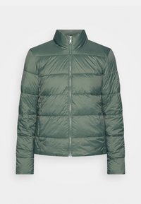 Giacca imbottita verde con colletto alto, cerniera frontale e cuciture orizzontali. Tessuto leggero, design elegante e lunghezza corta.