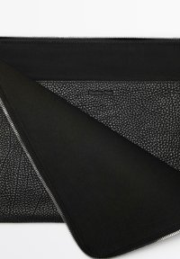 Schwarze, strukturierte Leder-Laptop-Hülle mit glattem, schwarzem Innenfutter und silbernem Reißverschluss. Mit eingeprägtem Markenlogo auf der strukturierten Seite.