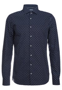 Camicia blu navy con bottoni, con un piccolo motivo a cuori bianche, maniche lunghe, colletto classico e orlo arrotondato. Presenta bottoni bianchi e tessuto morbido.