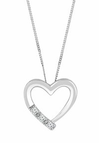 Náhrdelník so strieborným príveskom v tvare srdca s lesklým, hladkým povrchom a radom priehľadných drahokamov na jednej strane. Pripnutý na striebornom retiazku.