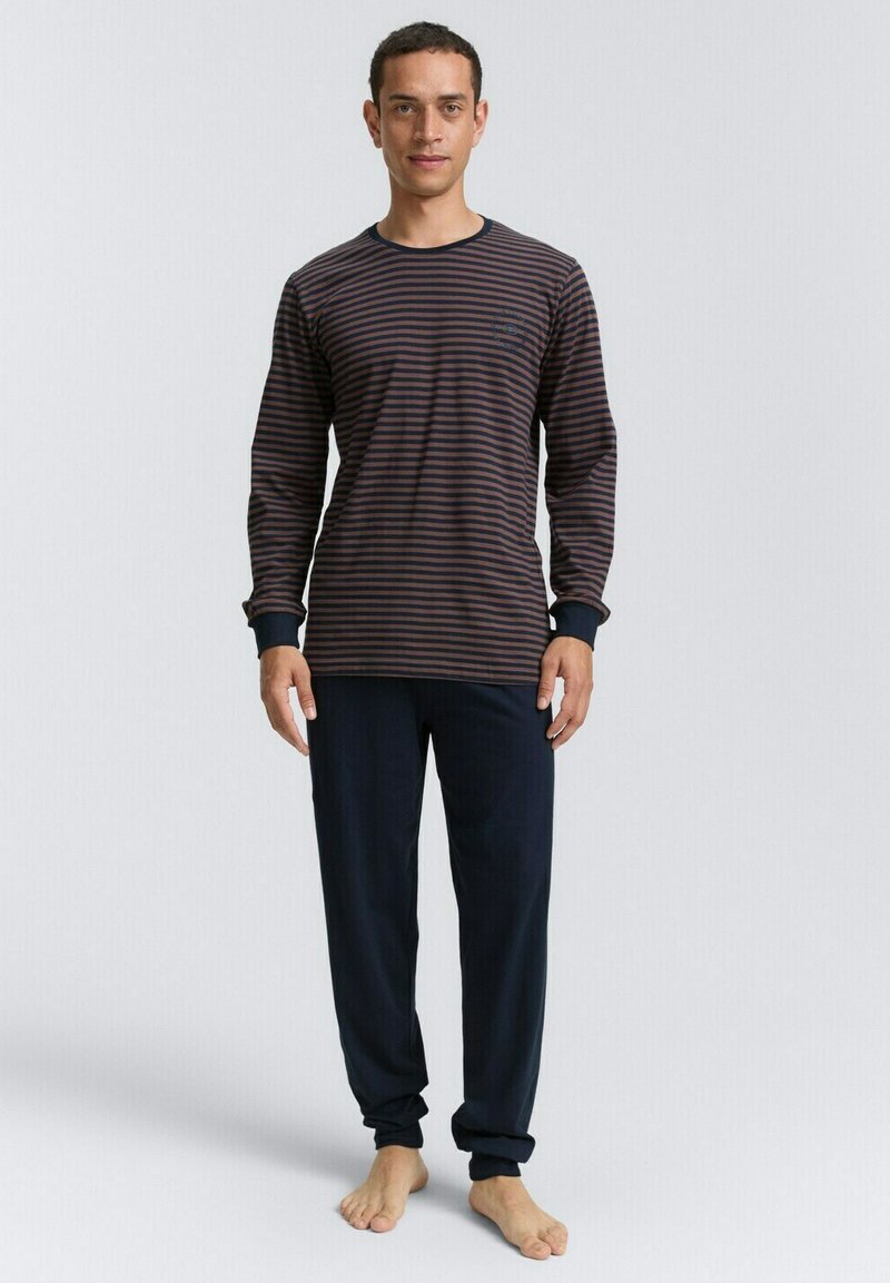 Langarm gestreepte pyjama-top in donkerblauw en bordeaux, gecombineerd met effen marineblauwe broek, beide gemaakt van zachte stof met een relaxte pasvorm.