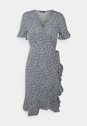 Robe portefeuille bleue avec imprimé floral blanc, manches courtes à volants, encolure en V, lien latéral et détail à volants à l'ourlet.