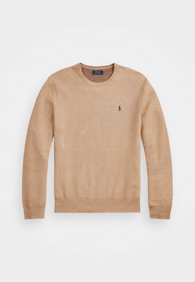 Suéter de punto beige con un cuello redondo, puños y dobladillo acanalados, y un pequeño logo bordado en el lado izquierdo del pecho.