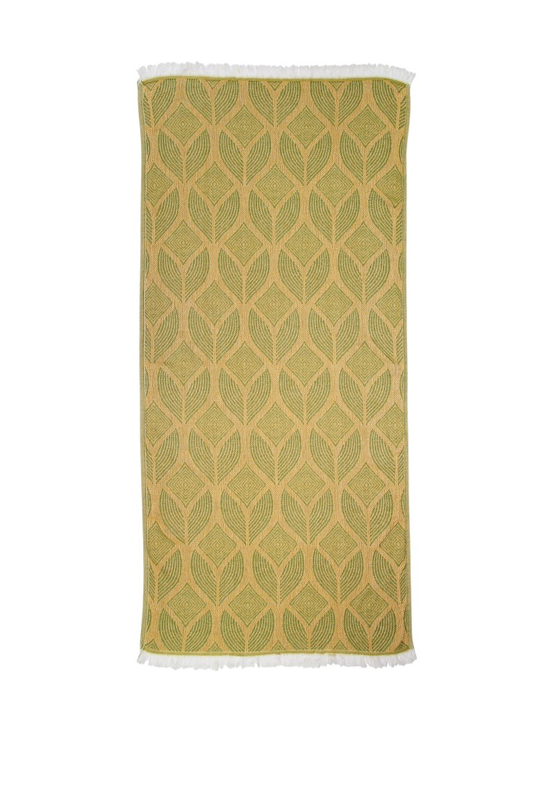 Rechthoekig tapijt met een groen en beige geometrisch diamant- en bladmotief, met franjes aan de randen op een witte achtergrond.