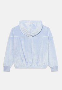 Jasnoniebieska, aksamitna bluza z kapturem z długimi rękawami, ściągaczami przy nadgarstkach, elastycznym pasem i subtelnym białym poziomym paskiem na plecach.