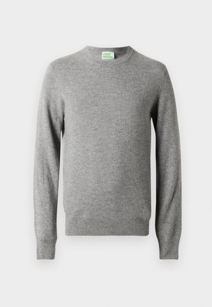 Svetlo šedý svetér s dlhým rukávom a okrúhlym výstrihom, so žebrovanými manžetami a lemom, s malou nálepkou "Z budúcnosti" vo vnútri výstrihu.