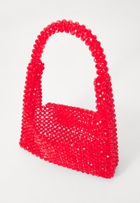Rote Handtasche aus Kunststoff mit einem Perlenmuster. Sie hat eine strukturierte Form und einen runden Griff, der ein texturiertes, offenes Webmuster zeigt.