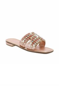 Sandalo piatto in oro rosa con fasce larghe decorate con strass rosa e iridescenti. Sole piatto, texture liscia e design minimalista.