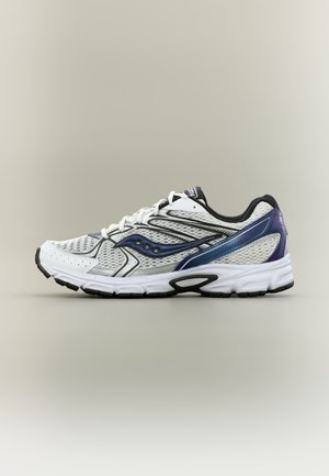 Λευκό και γκρι παπούτσι για τρέξιμο με μπλε και μαύρες λεπτομέρειες, μαύρη σόλα και λευκά κορδόνια σε ουδέτερο φόντο.