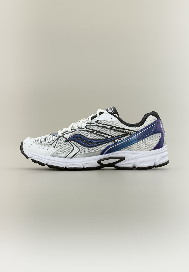 Λευκό και γκρι παπούτσι για τρέξιμο με μπλε και μαύρες λεπτομέρειες, μαύρη σόλα και λευκά κορδόνια σε ουδέτερο φόντο.