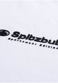 T-shirt bianco con logo in rilievo nero "Spitzbub Sportswear Edition." Realizzata in cotone con una consistenza morbida e un design casual.