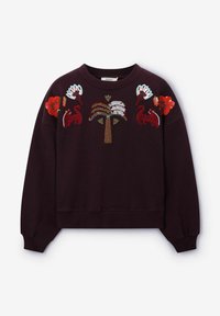 Donkerpaarse sweatstof met kleurrijke geborduurde ontwerpen van een palmboom, rode dieren, bloemen en waaierpatronen verspreid over de borst en schouders.