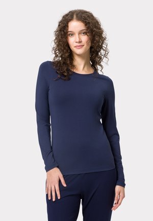 Maglietta a maniche lunghe blu marina realizzata in tessuto morbido e elastico. Caratterizzata da scollatura rotonda e silhouette aderente, abbinata a pantaloni blu marina coordinati.