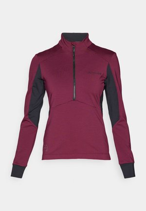 Dlhý rukáv športového trička vo vínovej farbe s čiernymi bočnými panelmi, vysokým golierom, polozipom a nenápadným brandingom na prednej strane. Mäkká, štruktúrovaná tkanina.