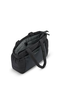 Musta pehmustettu laukku, jossa on sileä pinta ja harmaa kangasvuori. Kaksoiskahvat kantamiseen ja vetoketjukiinnitys päällä.