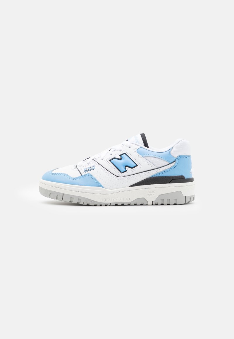 Basket New Balance 550 blanche et bleu clair avec semelle grise et détails noirs, vue de côté sur un fond clair uni.