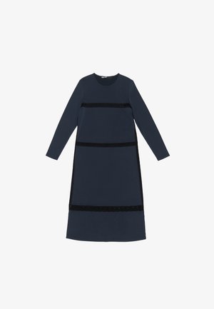 Tumedast sinisest kangast pika varrukaga kleit, millel on kolm musta horisontaalset riba. Ümmargune kaelus ja sirge siluett. Pehme tekstuur.